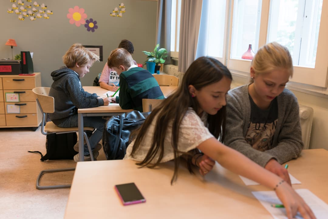 21342086-skolbarn-i-klassrum.jpg
