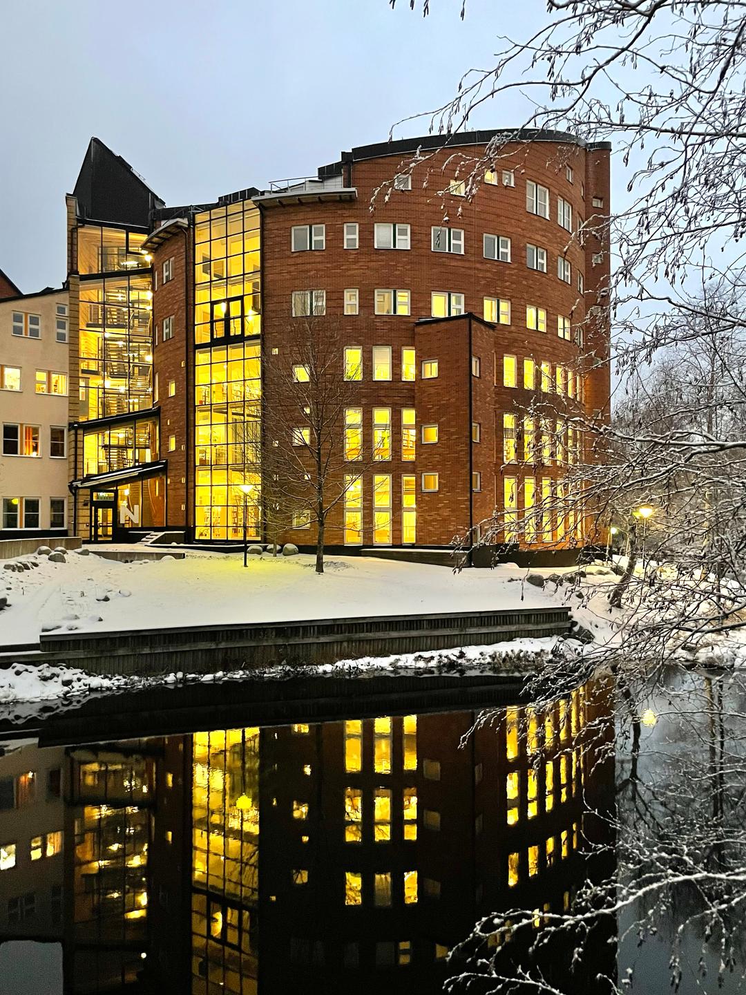 Hus med många fönster