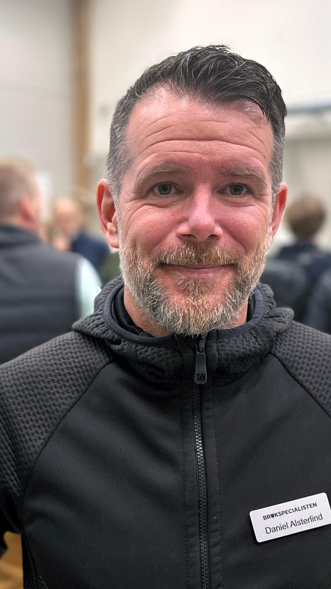 en man ler mot kameran