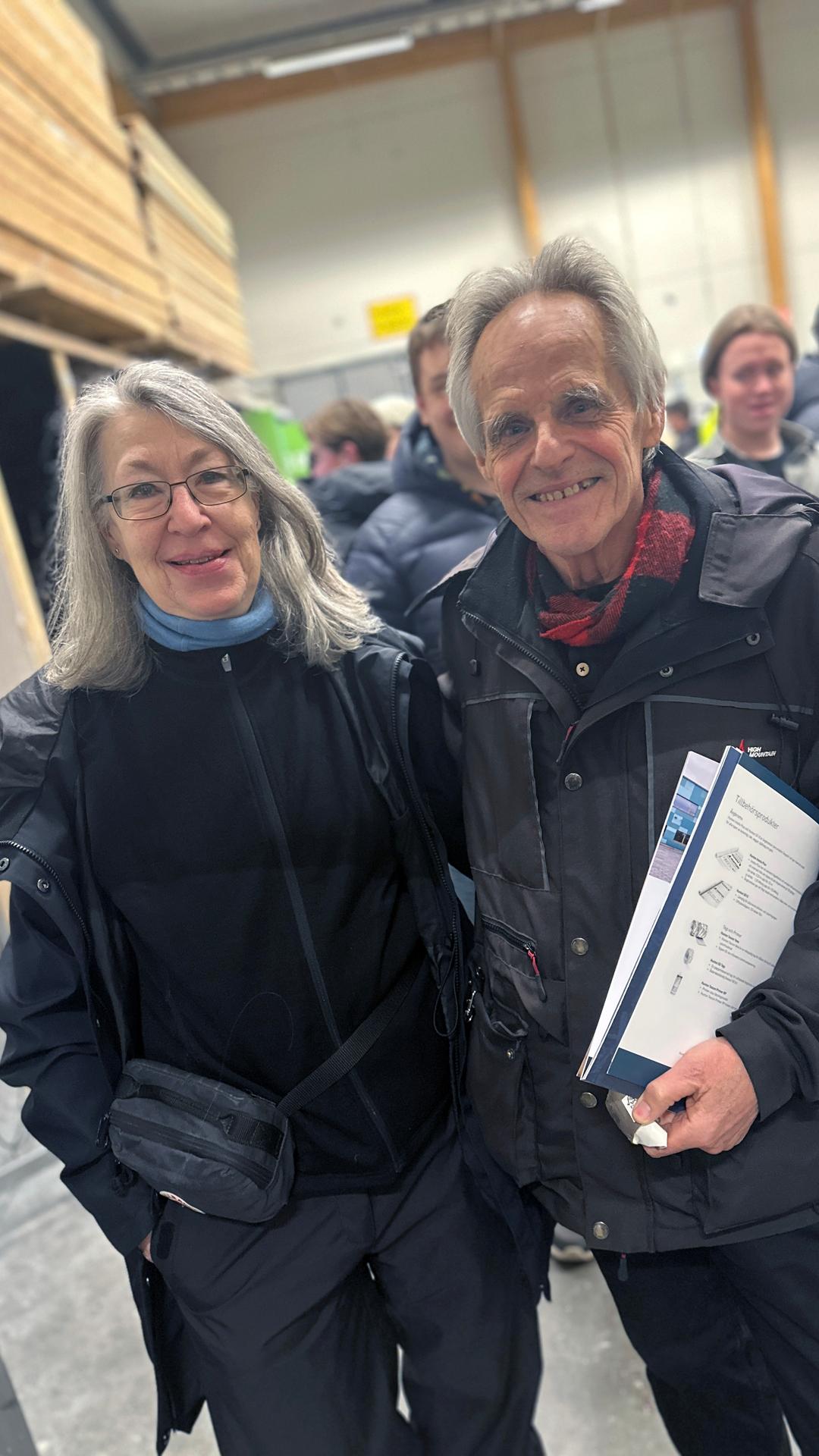 en kvinna och en man ler mot kameran