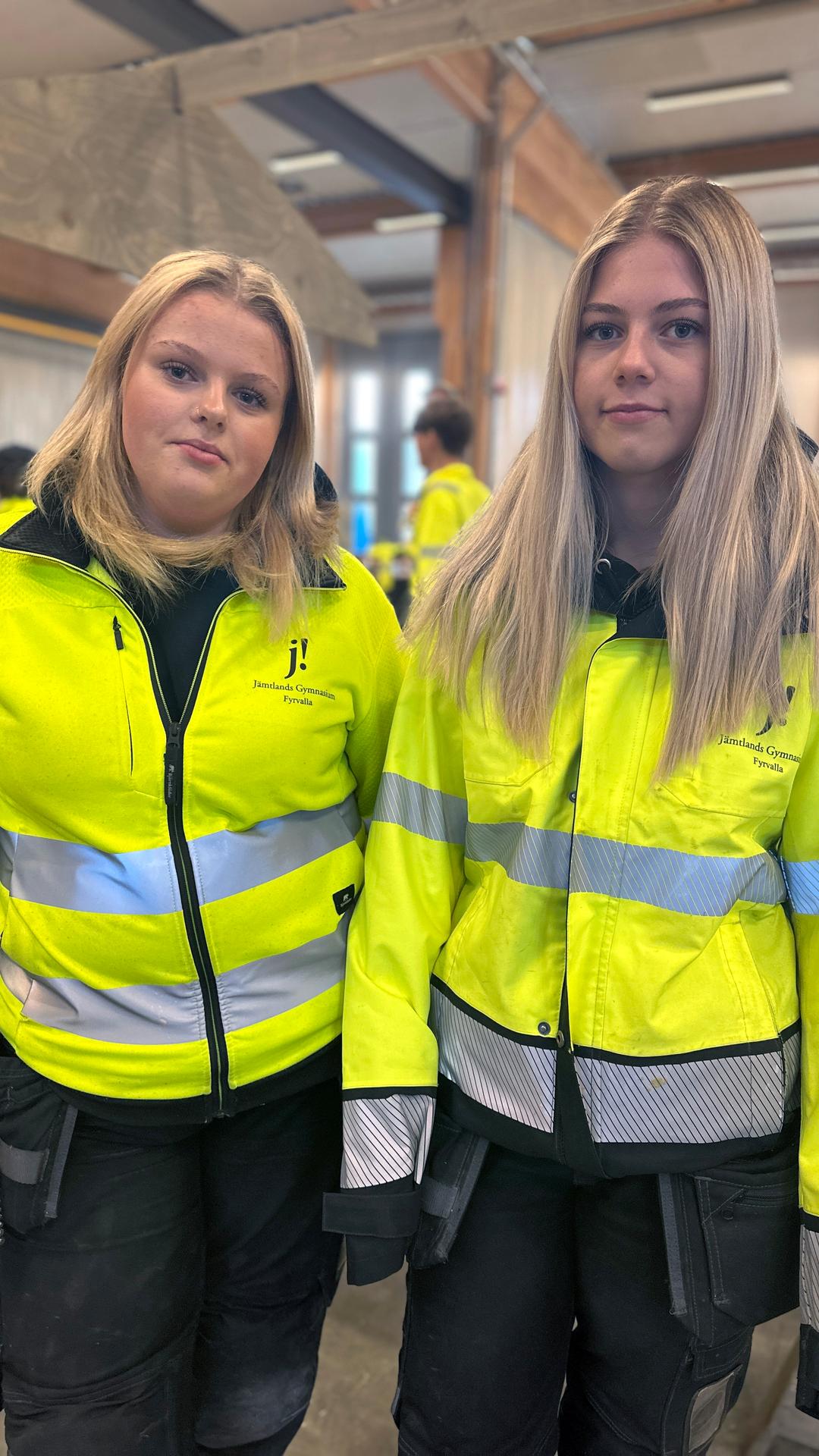 två flickor i gula reflexvästar