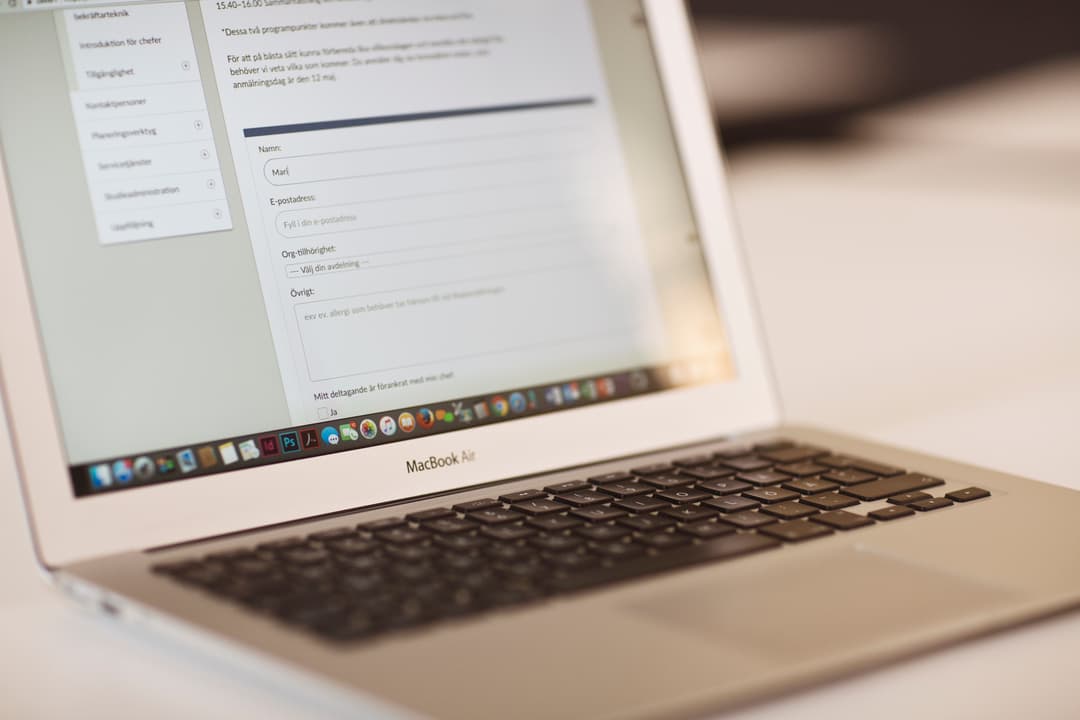 Laptop, formulär på skärm