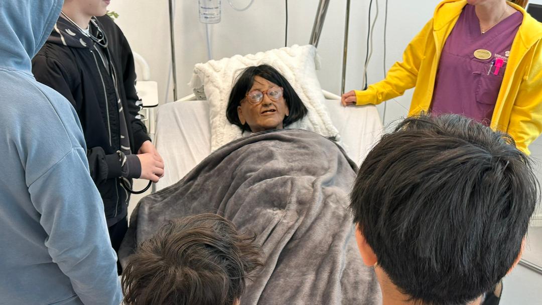Besök på KTA Sundsvall med elever i åk 5 som tittar på en patientsimulator.