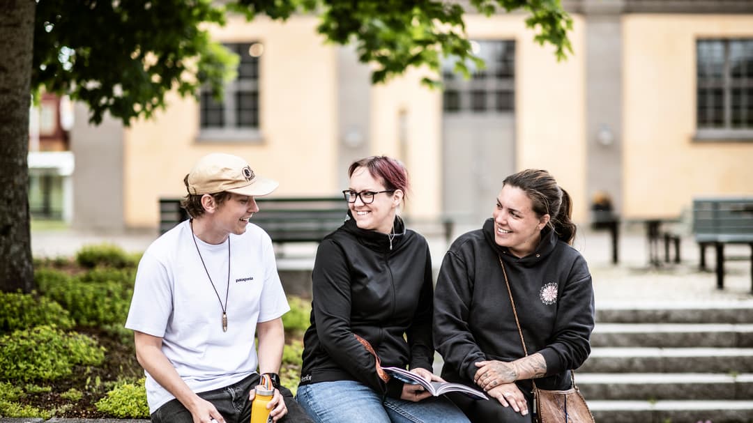 MIUN - Upphandlade fotografer - studentbilder  - tre studenter i trappa utomhus