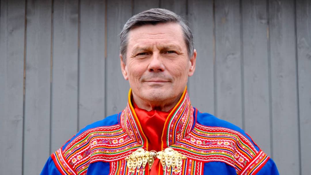 Man med mörkt kort hår, iklädd traditionell samisk klädsel.