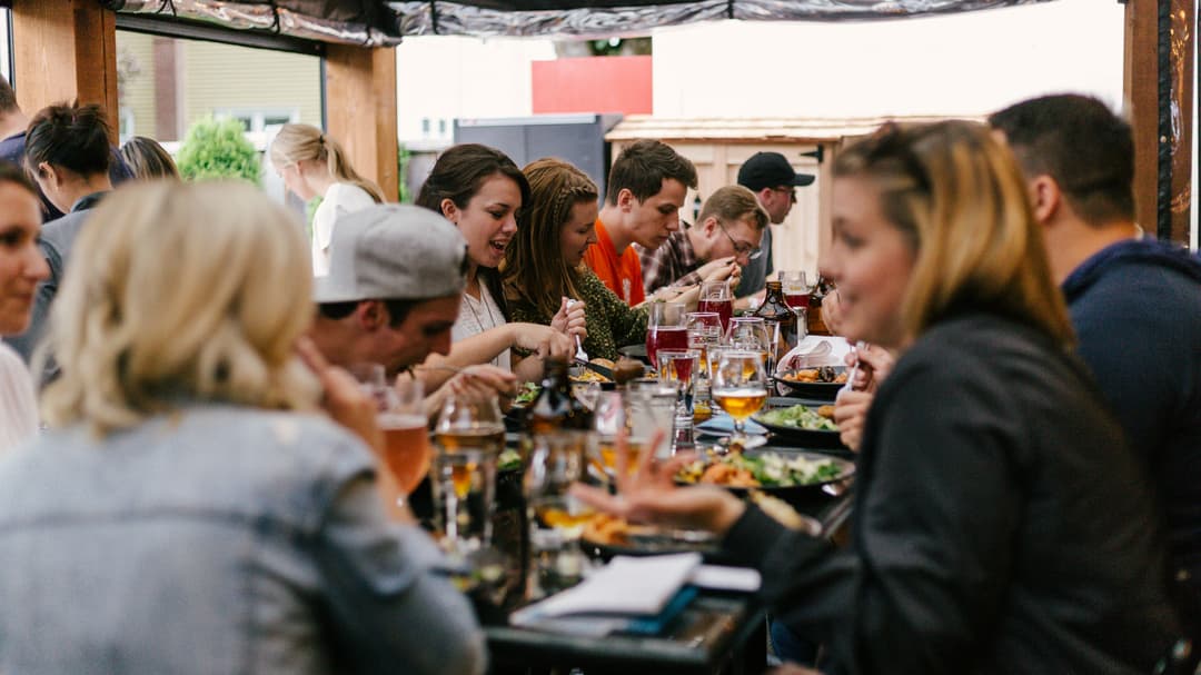 ETOUR - 2026 - KKN - Mat och restaurang via Unsplash