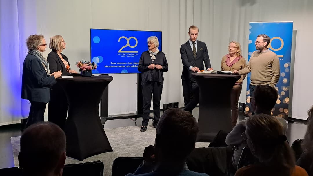 Four women and two men discussing in a tv-studio