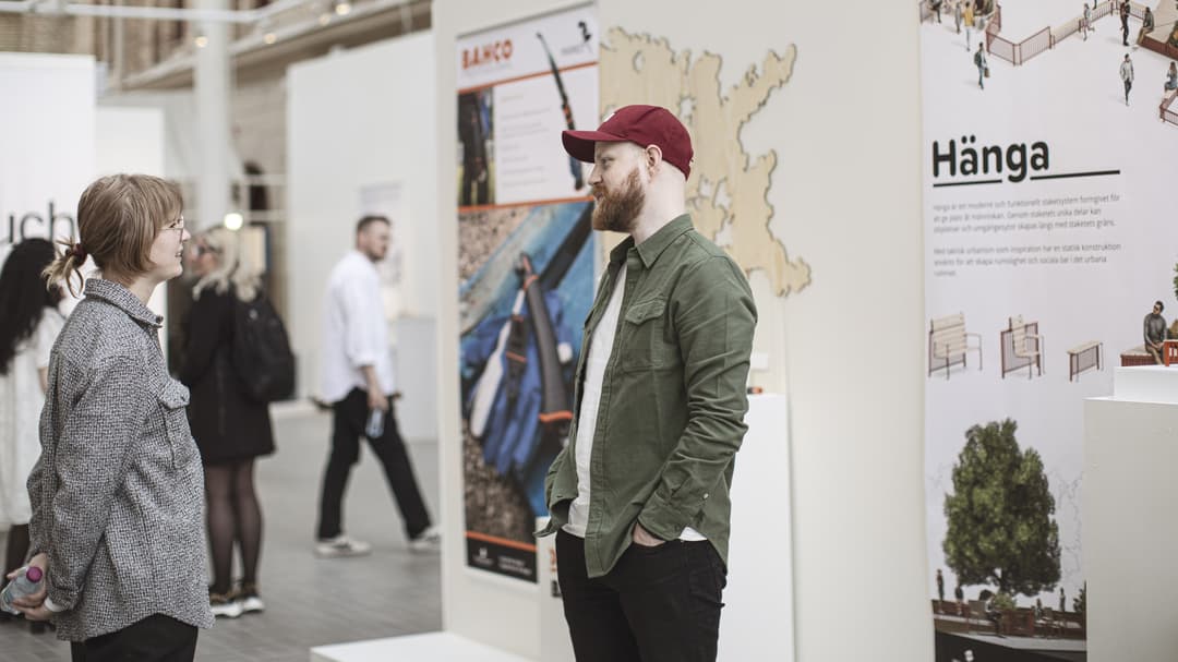 Studenter samtalar på vernissage