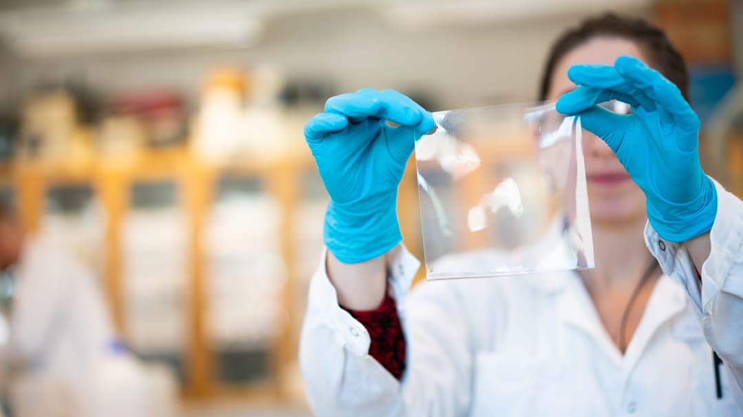 Researcher in the chemistry lab.