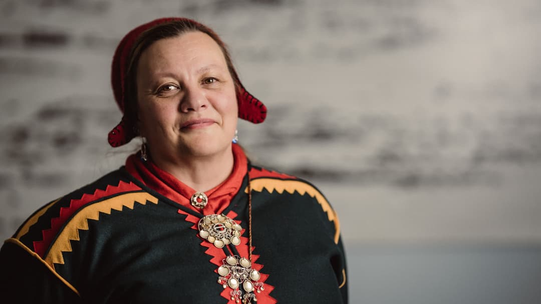 Kvinna i samisk folkdräkt
