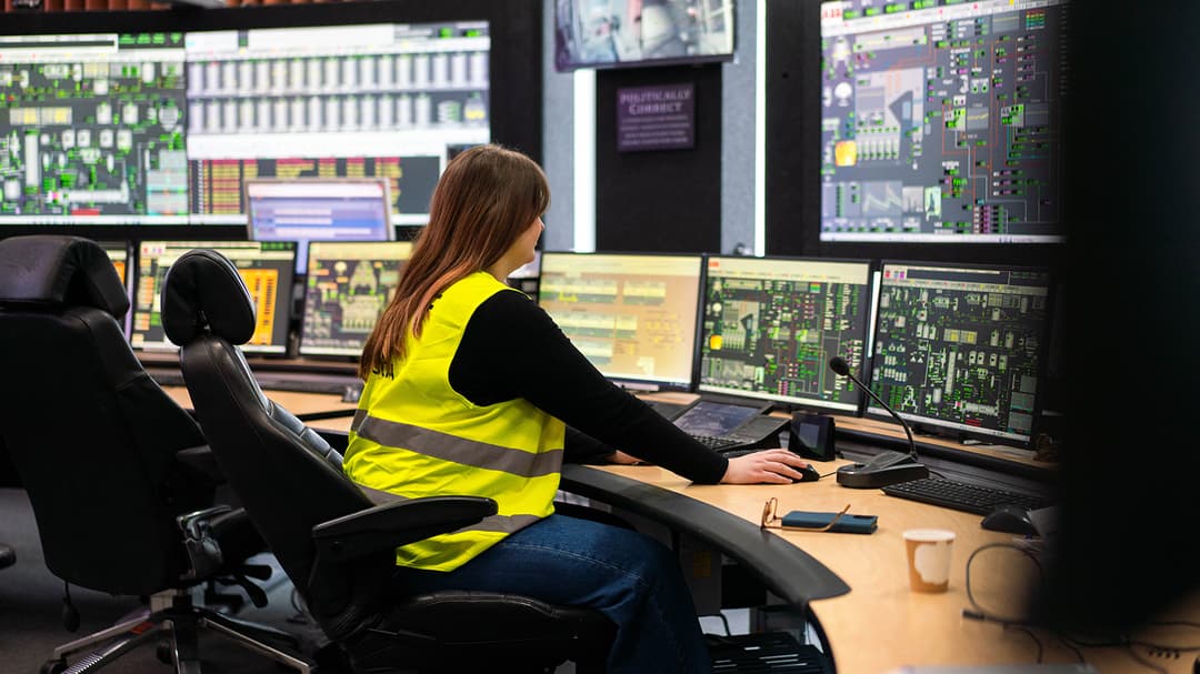 En automationsstudent på besök i industri.