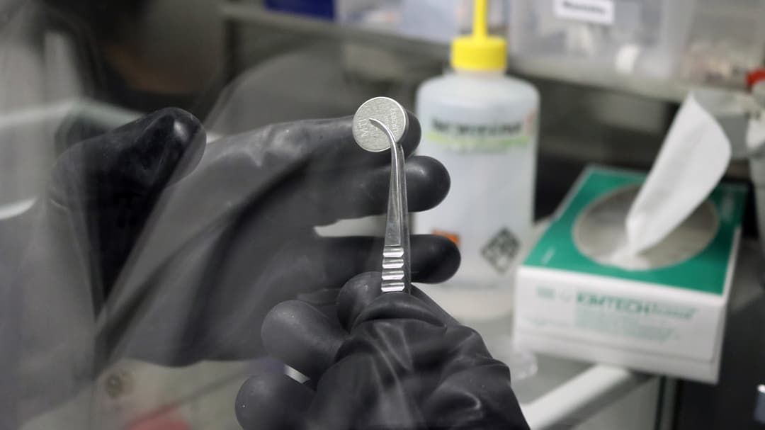Aluminum battery in a lab environment.