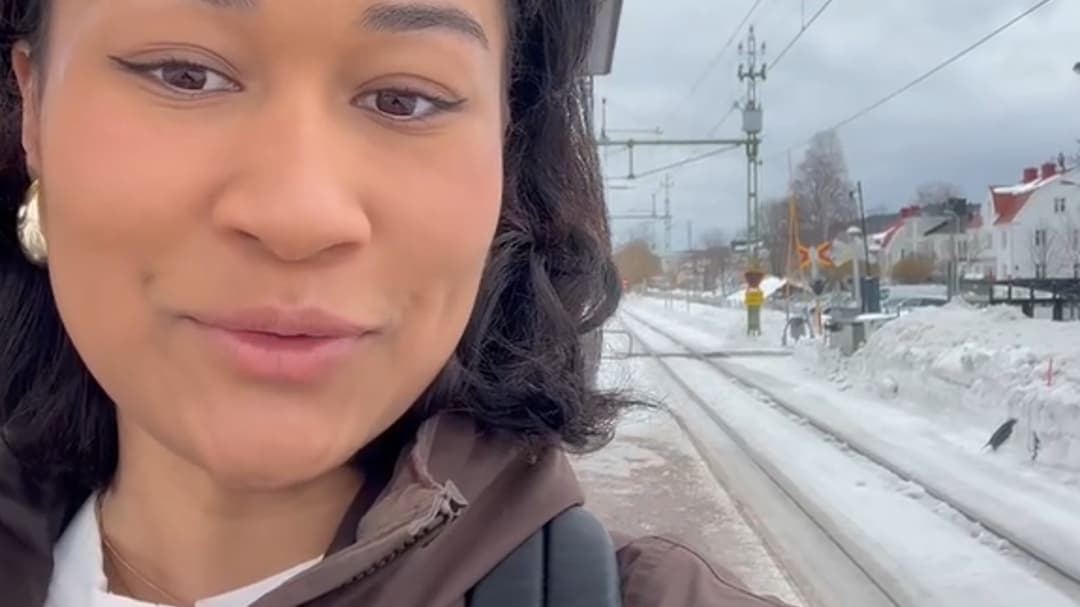Studenten Aisha pratar med studenterna som arbetar under Öppet hus på campus i Östersund.