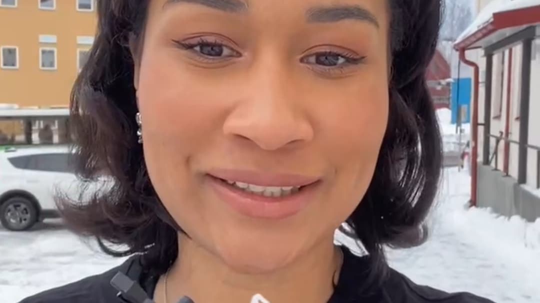 Studenten Aisha pratar med studenterna som arbetar under Öppet hus på campus i Sundsvall.