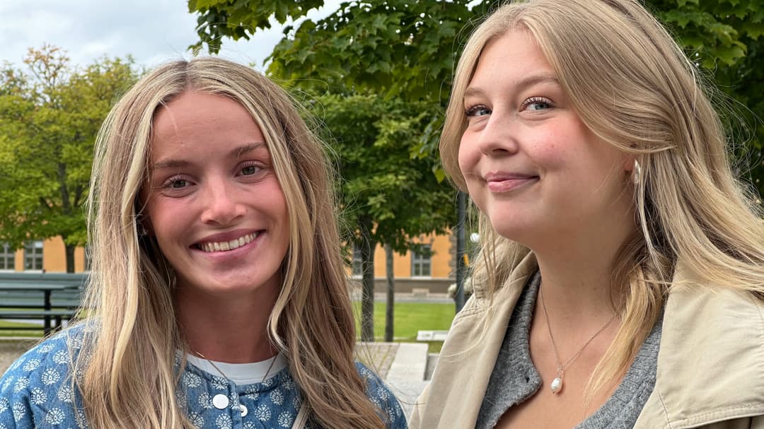 Två unga kvinnor utomhus.