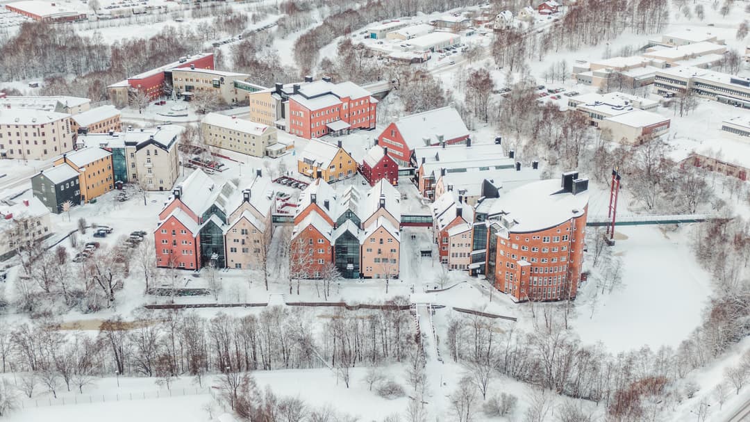 Vinterbild över en grupp byggnader, campus Sundsvall