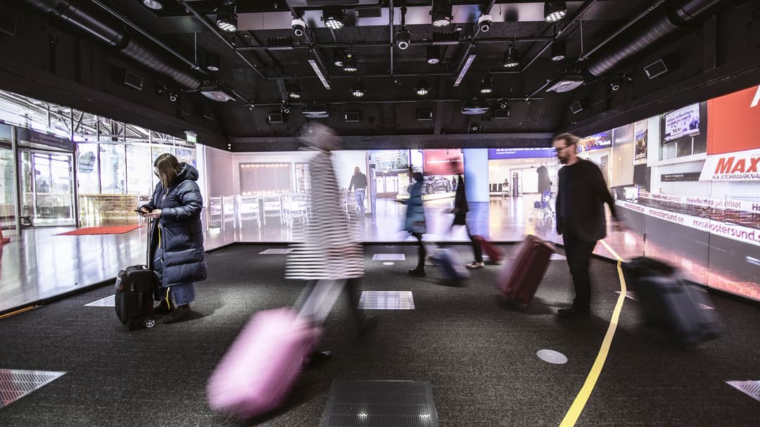 Människor i rörelse i en simulerad flygplatsmiljö.