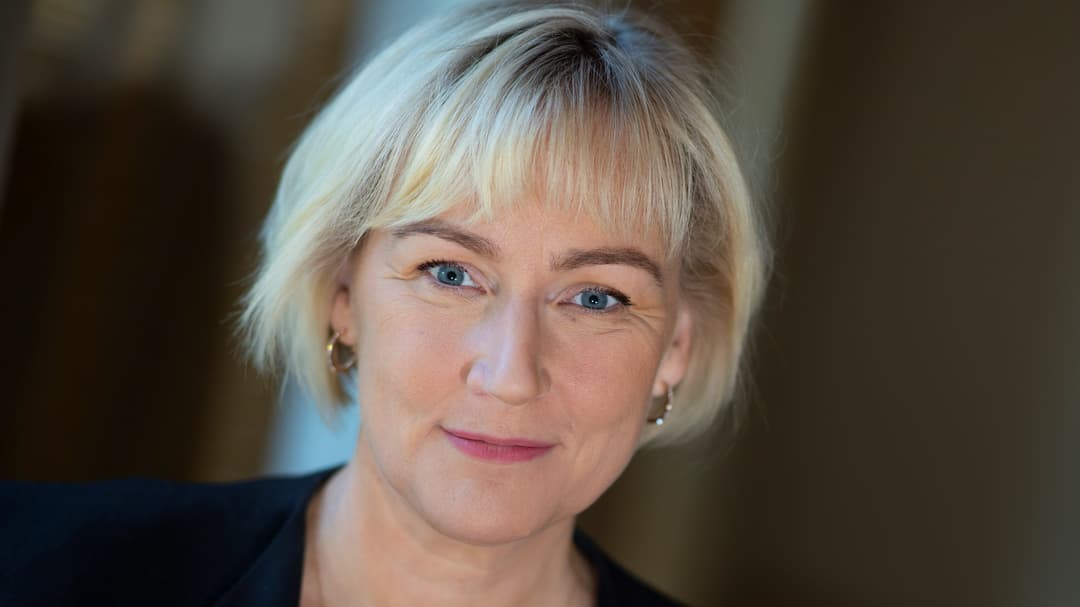Porträtt av blond kvinna i svart kavaj