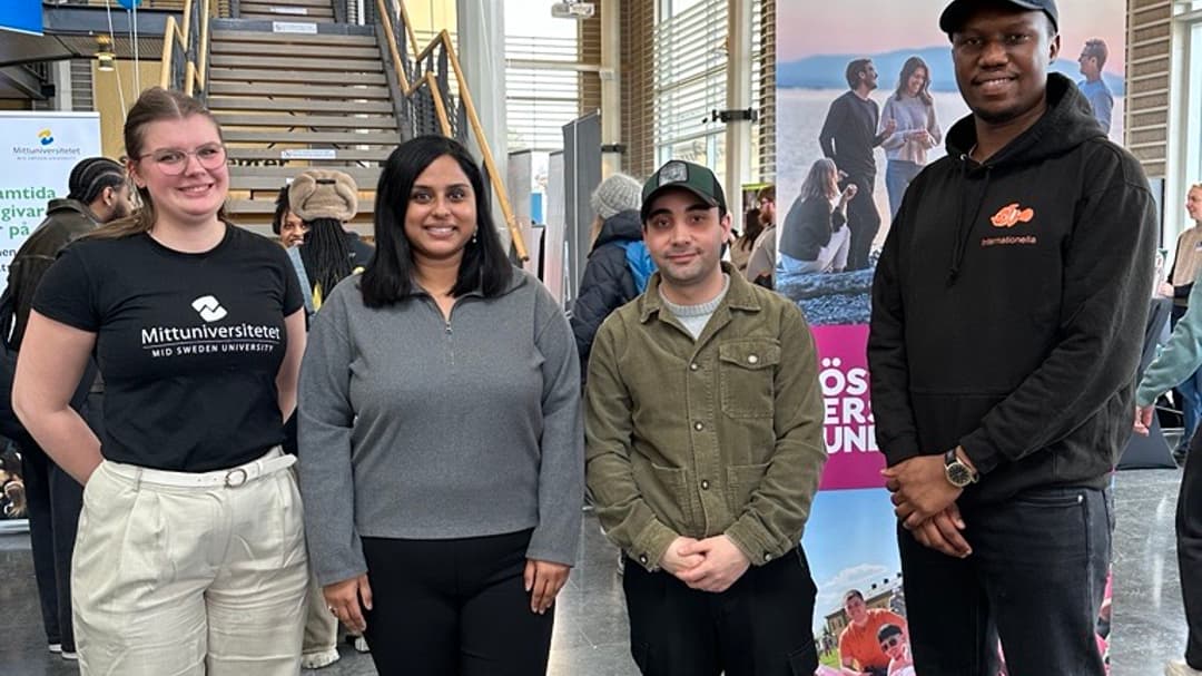 fyra glada studenter på Mötesplats Campus