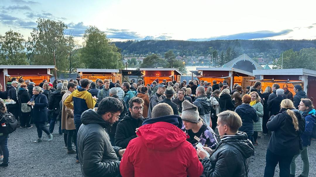 Människor på utomhusevenemang på Jamtli friluftsmuseum i Östersund