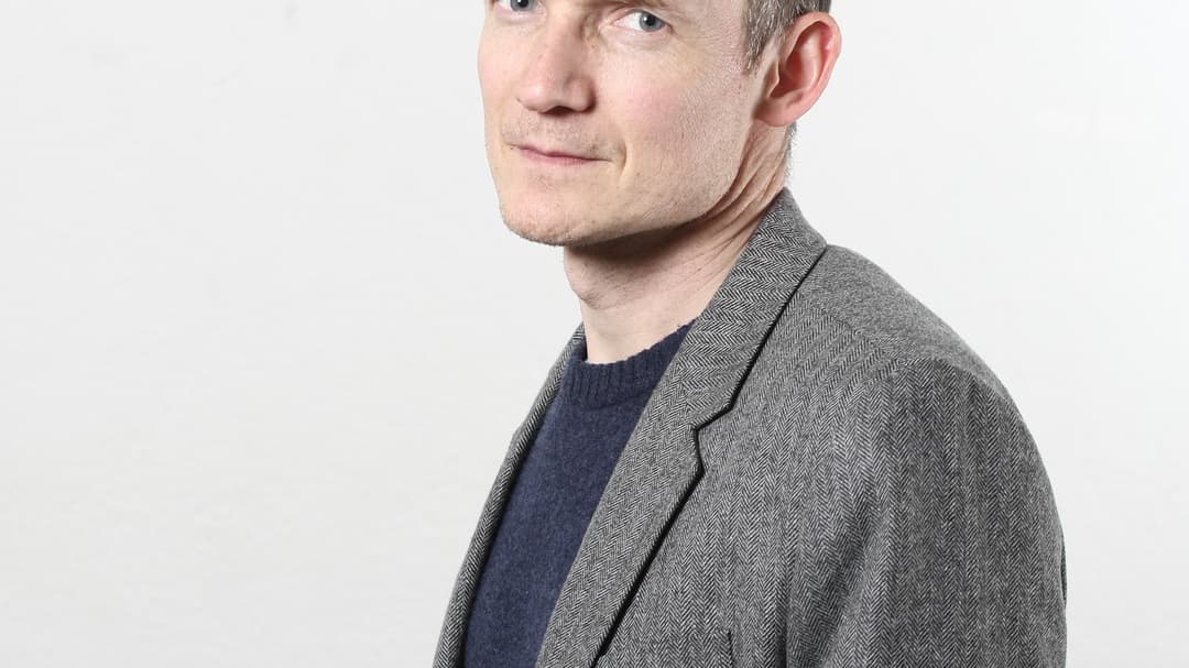 Jesper Enbom i grå kostym