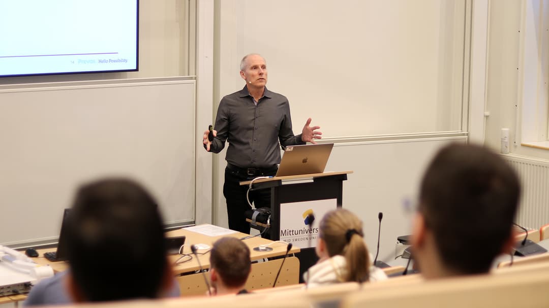 Man lecturing to an audience.