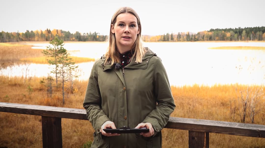 En tjej står vid en sjö