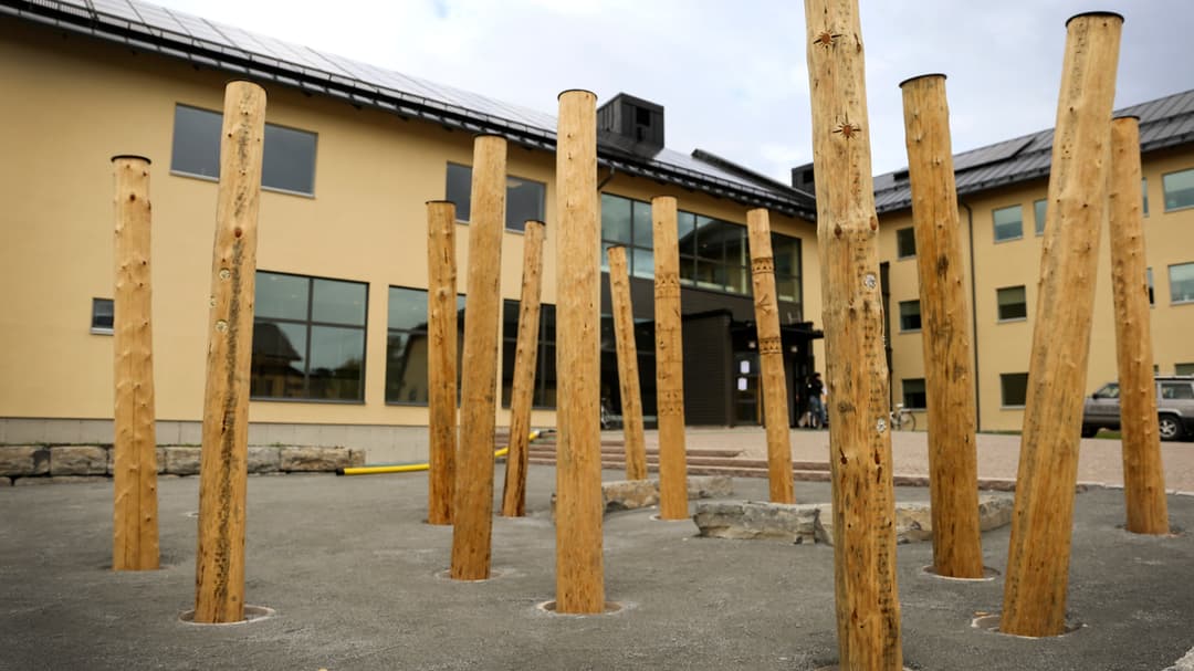 Mattarmuorra - konstverk och exteriör hus O