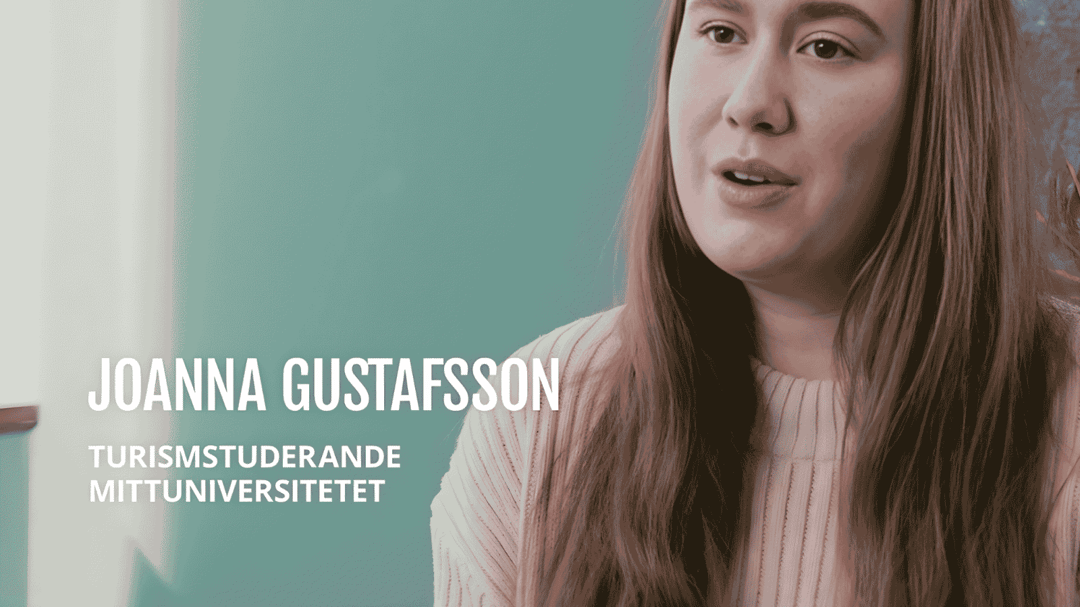 Studenten Joanna framför en grön vägg inomhus