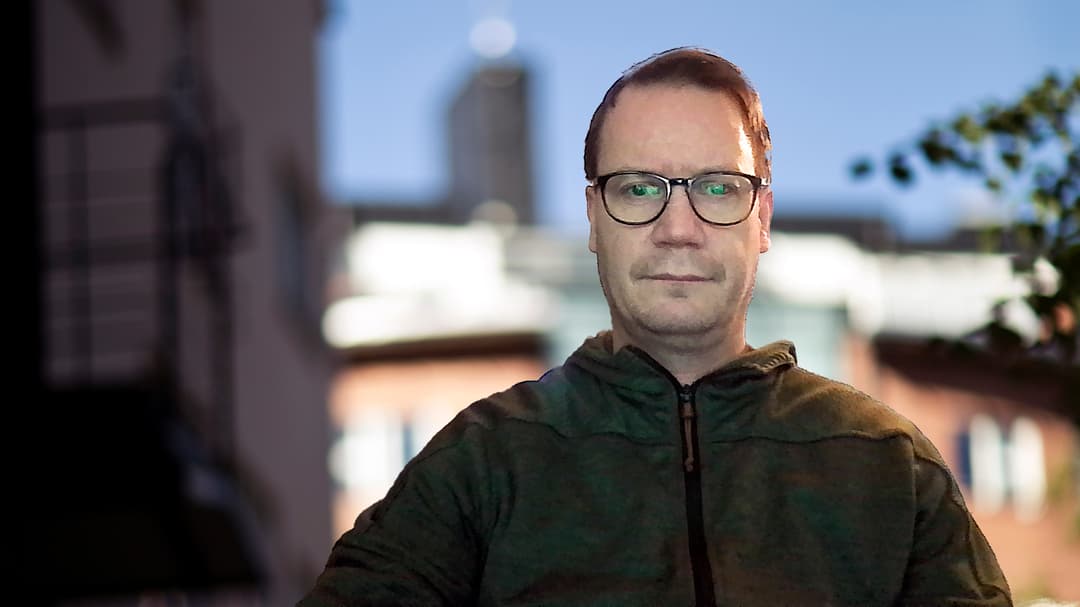 En man med glasögon