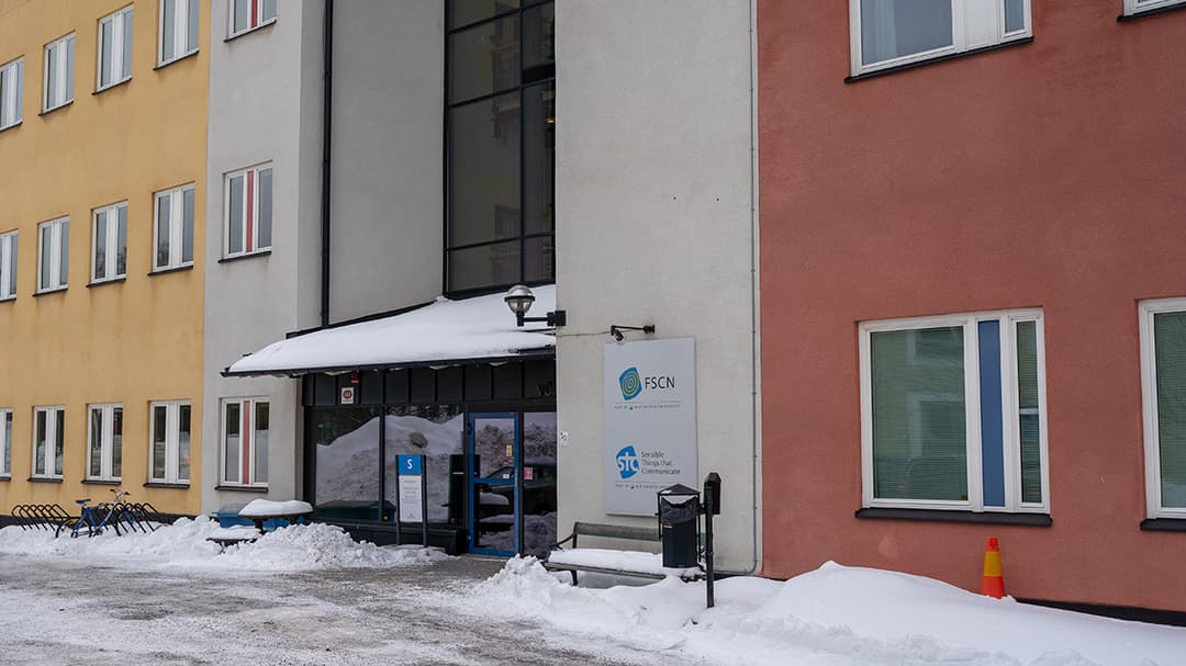 En gul, vit och röd byggnad