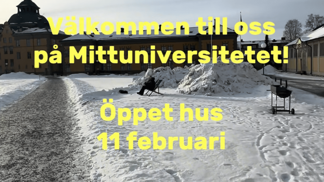 Snötäckt gårdsplan på Mittuniversitetets campus med gula byggnader runtomkring och en hög med plogad snö i mitten. På bilden ligger gul text som säger ’Välkommen till oss på Mittuniversitetet! Öppet hus 11 februari’.