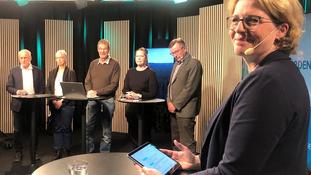 studiobild med sex personer, tre män och tre kvinnor