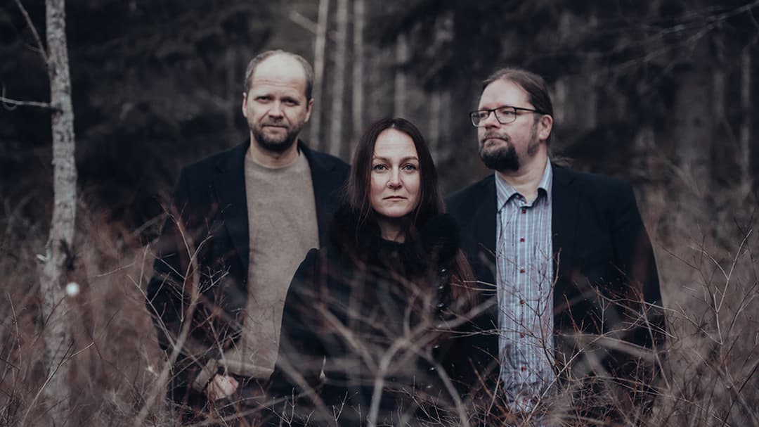 Porträtt på de tre medlemmarna i Triakel som står i en skog