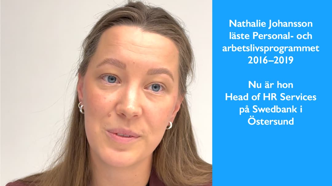 Porträtt av en kvinna vid sidan om en textplatta.