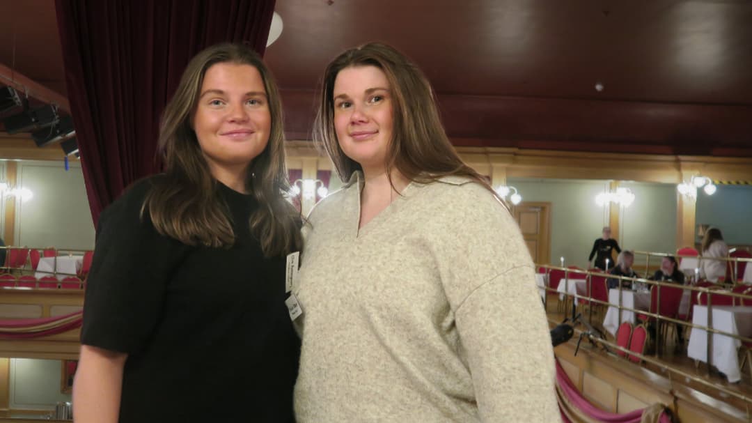 Elin Sveningson och Felicia Persson står bredvid varandra på läktaren inne i lokalerna för Turismdagen 