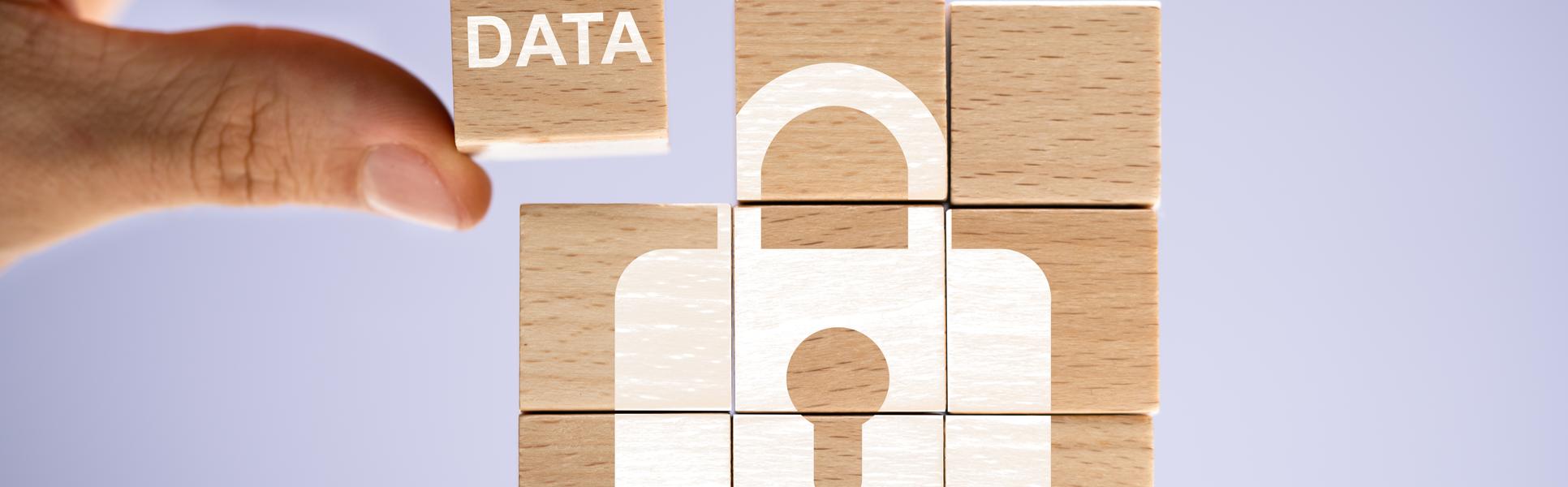 Träkuber med en illustration på ett hänglås med ordet data.