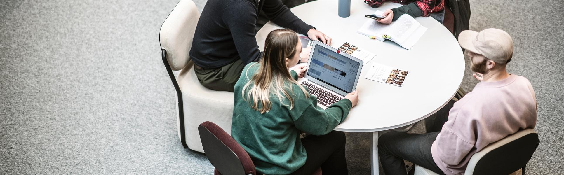Studenter i campusmiljö.