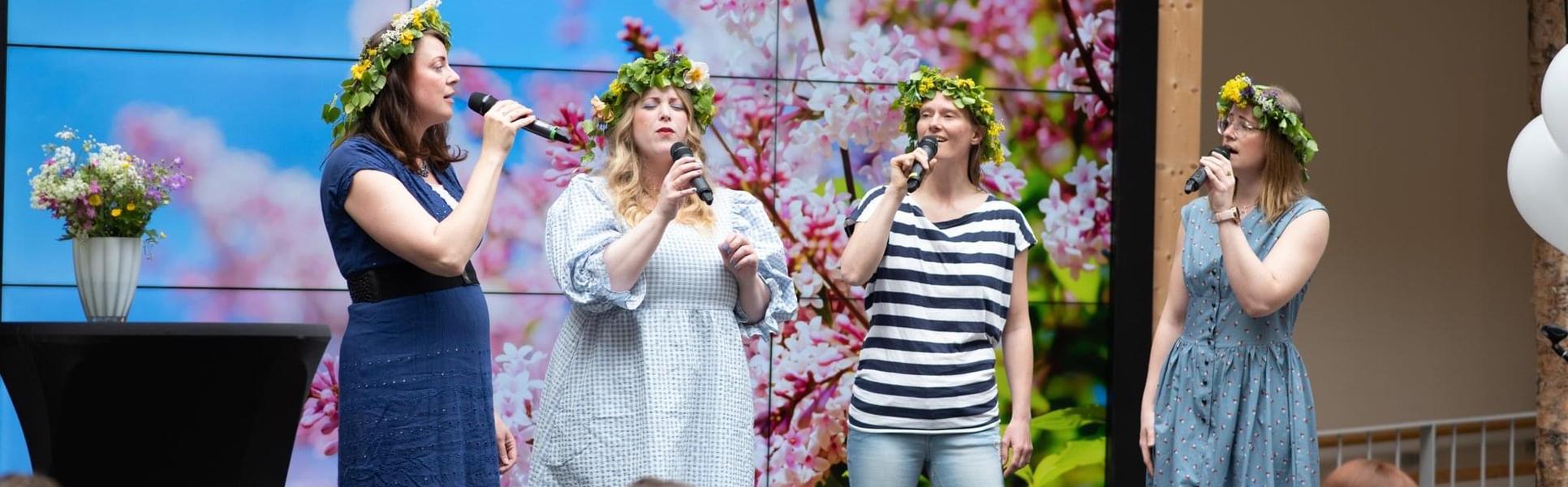 Musikgruppen Yrväder sjunger på scenen. 