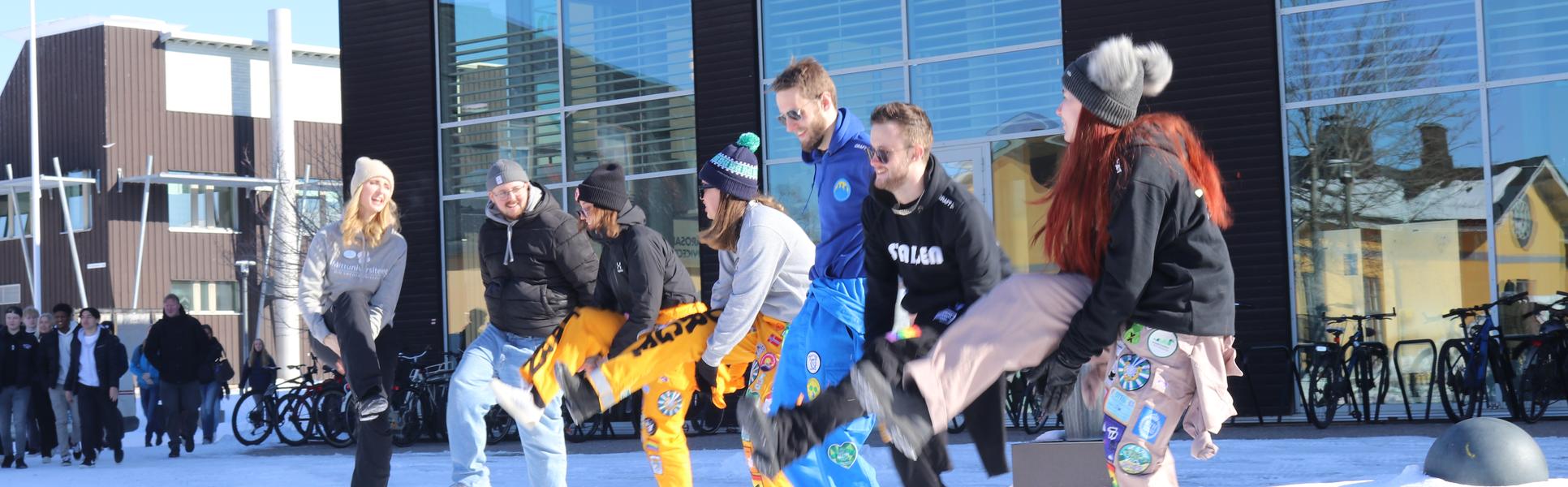 Några från studentkåren i Östersund dansar utanför G-huset på campus i Östersund.