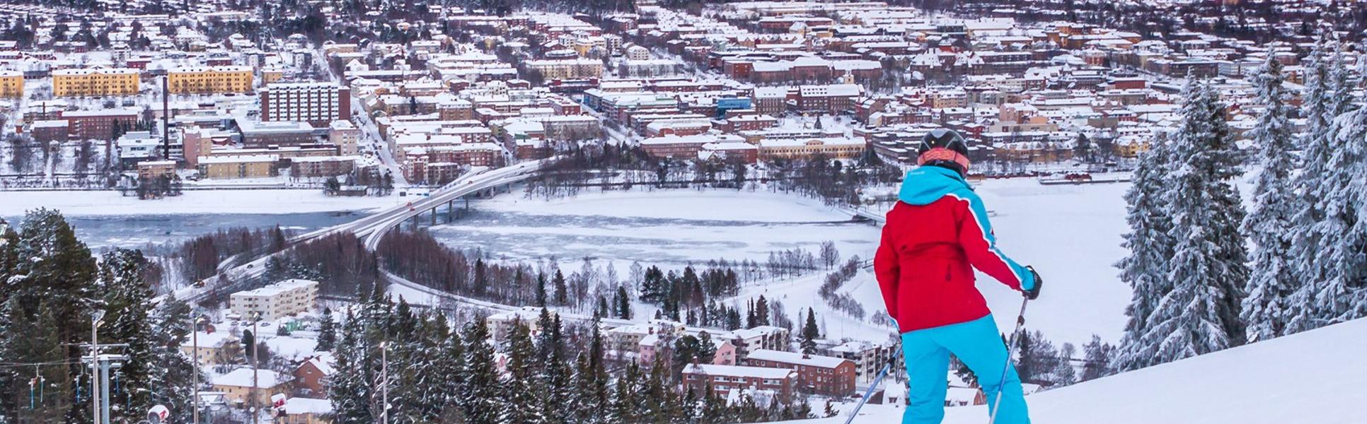 En pojke som åker slalom i Östersund