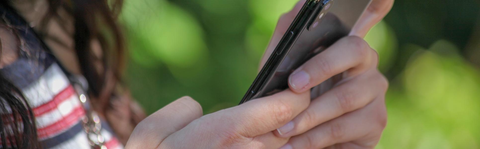 Tjej med mobiltelefon