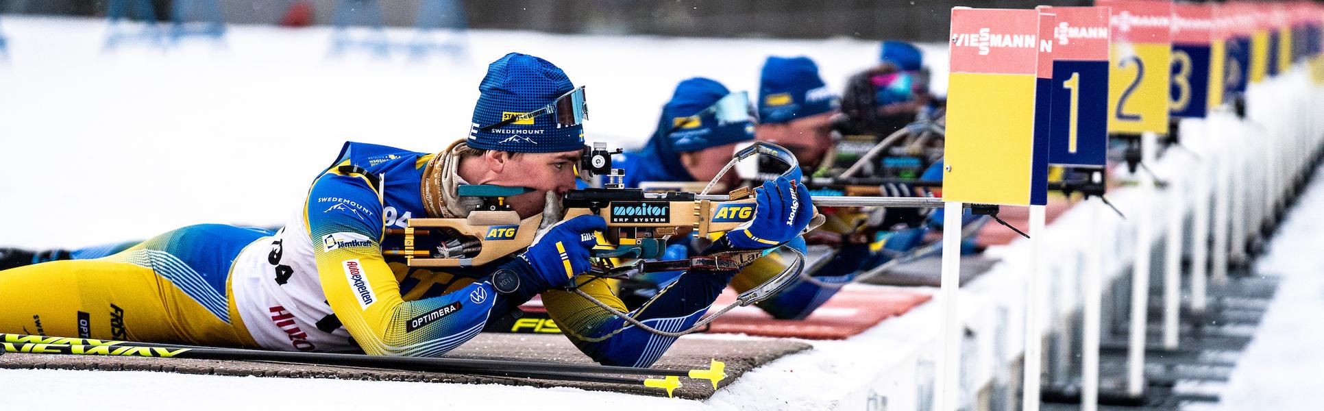 Skidskyttelandslaget ligger och skjuter mot tavlorna