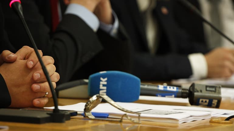 Affärsmän på presskonferens