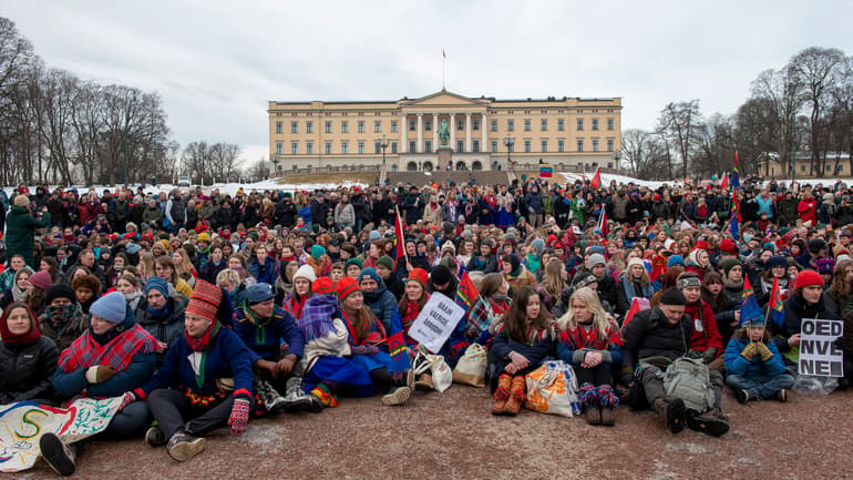 Samiska ungdomar och naturskyddsorganisationer protesterar mot 