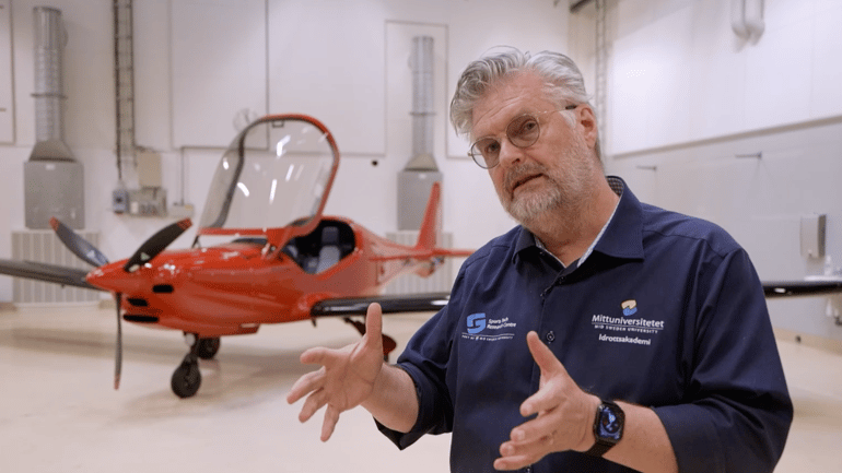 Mikael Bäckström in front of airplane – Green Wing