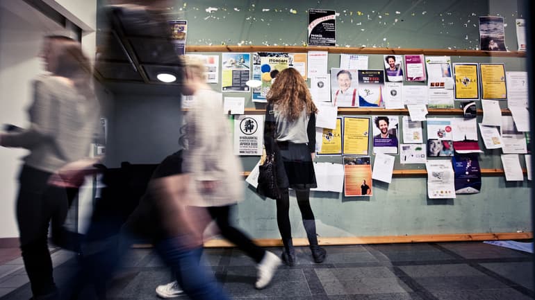 Student vid anslagstavla, 2 