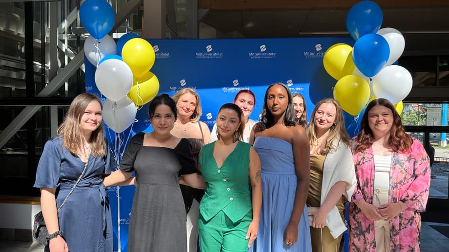 Glada studenter från journalistprogrammet på avslutningen 2024.
