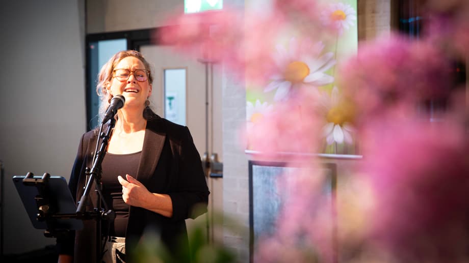 Lina Olsen sjunger och ackompanjeras av David Nyström vid avslutningen 5 juni 2026 