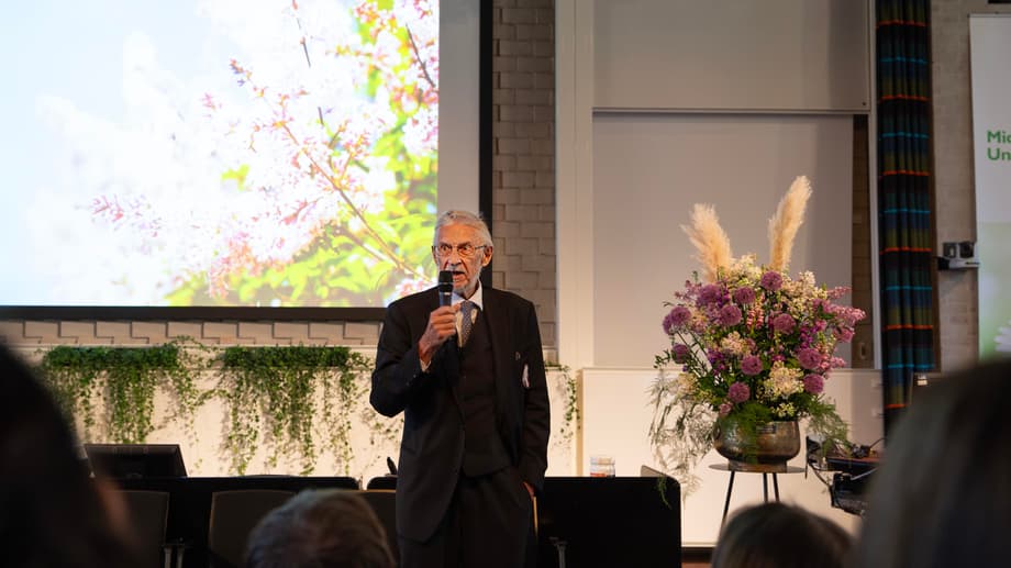 Jan-Åke Nyström, universitetslektor, tilldelad Mittuniversitetets förenade studentkårer (MFS) pedagogiska pris 2025, håller lärarnas tal.